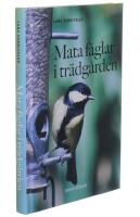 Mata f&aring;glar i tr&auml;dg&aring;rden