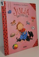 Julia s&auml;tter sig