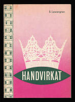 Handvirkat. Inneh&aring;ller beskrivningar p&aring; handvirkade mellan- och uddspetsar, tabletter, s&auml;ngt&auml;cken, grytlappar, brudkronor m.m