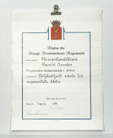 Chefen f&ouml;r Kungl. V&auml;sterbottens Regemente tilldelar h&auml;rmed F&ouml;rsvarstandl&auml;kare Harald Sund&eacute;n Regementets f&ouml;rtj&auml;nstmedalj i brons ... Ume&aring; 1 april 1974. 