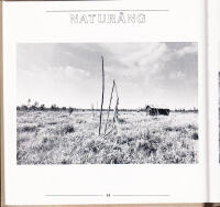 Om sommarn, om h&ouml;sten, bittida, sent. Dikter om myrodlarm&ouml;dor och gr&auml;sb&auml;rardr&ouml;mmar. Med 16 fotografier av Sune Jonsson