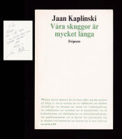 V&aring;ra skuggor &auml;r mycket l&aring;nga. Dikter i urval och tolkning av Ivo Iliste och Birgitta G&ouml;ranson (dedikation)