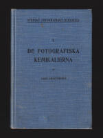De fotografiska kemikalierna. Deras identifiering, pr&ouml;vning och anv&auml;ndning samt deras olika ben&auml;mningar p&aring; svenska, norska, danska, tyska engelska och franska spr&aring;ken j&auml;mte deras kemiska formler