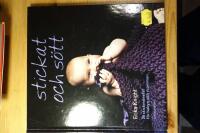 Stickat och s&ouml;tt : 20 stickm&ouml;nster f&ouml;r babyn och mamman