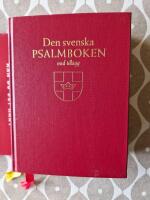 Den svenska psalmboken med till&auml;gg och ny b&ouml;nbok (b&auml;nkpsalmbok - r&ouml;d)