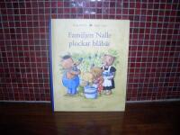 Familjen Nalle plockar bl&aring;b&auml;r