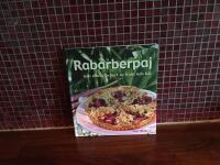 Rabarberpaj och annat l&auml;ckert av frukt och b&auml;r