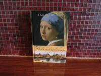 Flicka med p&auml;rl&ouml;rh&auml;nge