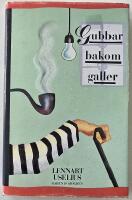 Gubbar bakom galler