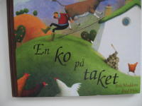 En ko p&aring; taket