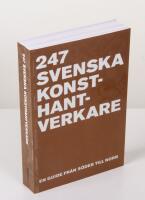 247 svenska konsthantverkare. En guide fr&aring;n s&ouml;der till norr