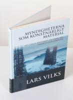 Myndigheterna som konstn&auml;rligt material. Den l&aring;nga historien om Nimis, Arz, Omfalos och Ladonien