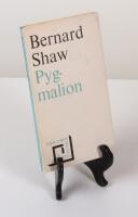 Pygmalion. En romantisk komedi. Illustrerad av Feliks Topolski. &Ouml;vers&auml;ttning av Bengt Anderberg och Vera Silverstolpe.