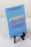 Arbetsgruppens psykologi. Om den psykosociala arbetsmilj&ouml;n - gruppdynamik, relationer, arbetsroller, kommunikation, ledarskap, olikheter i personlighetsdrag och arbetss&auml;tt. 