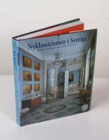 Nyklassicismen i Sverige. Svenska m&ouml;belstilar och interi&ouml;rer 1770-1850. Med katalog &ouml;ver m&ouml;beltyper och -stilar och f&ouml;rteckning &ouml;ver arkitekter, konstn&auml;rer och konsthantverkare.