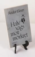 Halvv&auml;gs mot m&ouml;rkret. Dikter och anteckningar