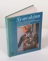 Sy av skinn. En bok om modern skinns&ouml;mnad med r&aring;d om material, redskap och tekniker samt f&ouml;rslag till modeller