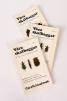 V&aring;ra skalbaggar och hur man k&auml;nner igen dem. Del I. Markens och vattnets skalbaggar. Jordl&ouml;pare, vattenbaggar och kortvingar Del II. De v&auml;xt&auml;tande skalbaggarna. L&aring;nghorningar. Bladbaggar. Vivlar och barkborrar. Del III. Kn&auml;ppare. Nyckelpigor. Bladhorningar och m&aring;nga andra