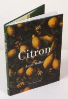 Citron. Om citronen i Europas historia, konst, l&auml;kekonst, tr&auml;dg&aring;rdar, formgivning och matlagning samt 40 citronrecept