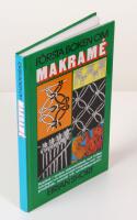 F&ouml;rsta boken om makram&eacute;. Handbok i modern makram&eacute;teknik med tydliga teckningar och stimulerande fotografier som visar grundteknik, material och anv&auml;ndningsomr&aring;de