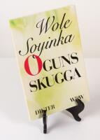 Oguns skugga. Dikter i urval och &ouml;vers&auml;ttning av Gunnar Harding och &Ouml;sten Sj&ouml;strand och med f&ouml;rord av &Ouml;sten Sj&ouml;strand
