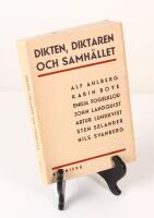 Dikten, diktaren och samh&auml;llet. Aktuella debattinl&auml;gg av Alf Ahlberg, Karin Boye, Emilia Fogelklou Norlind, John Landquist, Artur Lundkvist, Sten Selander och Nils Svanberg