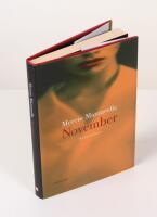 November. Ber&auml;ttelser