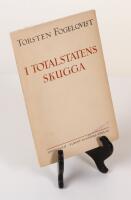 I totalstatens skugga. Debattinl&auml;gg 1940 utgivna av Ivar Harrie