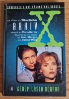 Genom l&aring;sta d&ouml;rrar : En roman