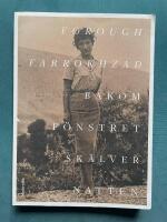 Bakom f&ouml;nstret sk&auml;lver natten