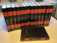 August Strindberg skrifter, 14 band med f&ouml;ljande b&ouml;cker: Han och Hon, En d&aring;res f&ouml;rsvarstal, Svenska &ouml;den och &auml;ventyr, tj&auml;nstekvinnans son, Dikter, s&ouml;mng&aring;ngarn&auml;tter, Ordalek och sm&aring;kokat, en bl&aring; bok, Fr&aring;n havet, fr&aring;n Fj&auml;rdingen och Svartb&auml;cken, R&ouml;da rummet, Hems&ouml;borna, Sk&auml;rkarlsliv, I havsbandet, dramer, gillets helighet, lyckokast-Pers resa, Till Damaskus, Kronbruden, Svanevit, ett dr&ouml;mspel m.fl, Fagervik och Skamsund, sagor, taklags&ouml;l, syndabocken, G&ouml;tiska rummen, Svarta Fanor, mera dramer: Fadren, Fr&ouml;ken Julie, sp&ouml;ksonaten m.fl, Giftas, utopier,, Det nya riket, Blomsterm&aring;lningar och Djurstycken m.fl, historiska dramer: Gustav Vasa, M&auml;ster Olof, Kristina m.fl., inferno, legender Ensam