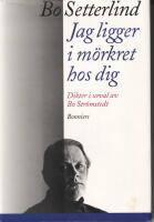 Jag ligger i m&ouml;rkret hos dig : dikter