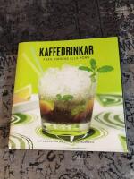 Kaffedrinkar fr&aring;n jordens alla h&ouml;rn : [kaffeboken f&ouml;r dig utan espressomaskin]