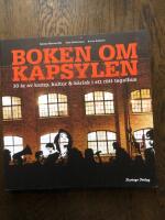 Boken om Kapsylen : 30 &aring;r av kamp, kultur & k&auml;rlek i ett r&ouml;tt tegelhus