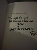 I mina blommiga sandaler signerad av Lars Berghagen till Ingalis