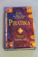 Piratika : en dj&auml;rv ber&auml;ttelse om en ensam flickas &auml;ventyr p&aring; de sju haven