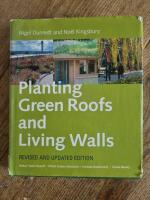 Planting green roofs and living walls