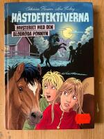 Mysteriet med den blodröda ponnyn