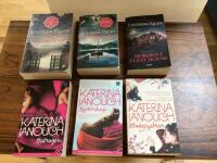 De sju systrarna : Maias bok/ STORMSYSTERN/ Morden i fleat house, BEDRAGEN, SYSTERSKAP, BLODSSYSTRAR 