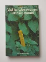 Vad betyder v&auml;xtens latinska namn? : de tv&aring; namndelarnas betydelse och h&auml;rledning, sl&auml;ktets eller artens egenheter, artnamn p&aring; svenska, danska, norska, finska, engelska och franska samt register &ouml;ver svenska artnamn