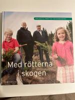 Med r&ouml;tterna i skogen : fr&aring;n skog till f&auml;rdigt hus med Deromegruppen