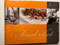 Smakriket : en bok som tar dig p&aring; en resa till utvalda stora k&ouml;k i Petit Hotel : a book that takes you on a journey to selected great kitchens in th Petit Hotel chain