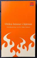Orden brinner i hj&auml;rnan : 42 moderna svenska f&ouml;rfattare och en fr&aring;n Polen : antologi