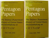 The Pentagon Papers. The Defense Department. History of United States Decisionmaking on Vietnam. Volume I + II. Tvbå volymer