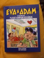 12 x Eva & Adam: 1. En historia om plugget, kompisar och k&auml;rlek. 2. Att vara eller inte vara - ihop. 3. B&auml;sta ov&auml;nner. 4. Fusk och farligheter. 5. Jul, jul, pinsamma jul. 6. Sista pyjamaspartyt. 7. En midsommarnattsmardr&ouml;m. 8. inte som en dans. 9. Prins eller vanlig groda. 10. Solen skiner - sura miner. 11. R&auml;tt tjej och fel kille. 12. Lyckliga idioter.&nbsp;
