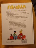 12 x Eva & Adam: 1. En historia om plugget, kompisar och k&auml;rlek. 2. Att vara eller inte vara - ihop. 3. B&auml;sta ov&auml;nner. 4. Fusk och farligheter. 5. Jul, jul, pinsamma jul. 6. Sista pyjamaspartyt. 7. En midsommarnattsmardr&ouml;m. 8. inte som en dans. 9. Prins eller vanlig groda. 10. Solen skiner - sura miner. 11. R&auml;tt tjej och fel kille. 12. Lyckliga idioter.&nbsp;
