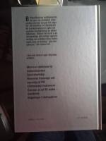 Bilhandboken : g&ouml;r det sj&auml;lv - steg f&ouml;r steg - f&ouml;r b&auml;ttre bilekonomi : Del 39 : Bilhandbokens trettionionde del ger dig v&auml;rdefull information om hur du g&aring;r till v&auml;ga f&ouml;r att montera en oljekylare f&ouml;r transmissionen i syfte att undvika &ouml;verhettning av v&auml;xell&aring;dsoljan. Vidare f&aring;r du bl a en introduktion till viktiga specialverktyg och elektroniska instrument som en h&auml;ndig "g&ouml;r-det-sj&auml;lvare" b&ouml;r k&auml;nna till.  I den h&auml;r delen ing&aring;r f&ouml;ljande artiklar:  Montera oljekylare f&ouml;r transmissionen / Specialverktyg / Renovera framvagn och styrning p&aring; VW / Elektroniska instrument / &Ouml;versyn av en V8-motor - &ouml;verdelen / Kopplingar i t&auml;vlingsbilar