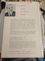 Under halvm&aring;nens skugga