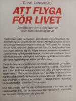 Att flyga f&ouml;r livet : ber&auml;ttelsen om stridsflygaren som blev r&auml;ddningspilot