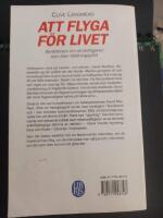 Att flyga f&ouml;r livet : ber&auml;ttelsen om stridsflygaren som blev r&auml;ddningspilot